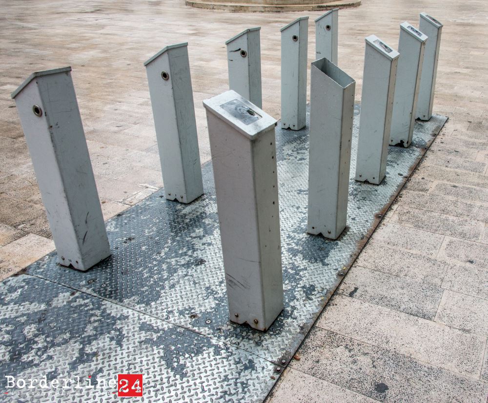 Colonnine distrutte del bike sharing in piazza Risorgimento