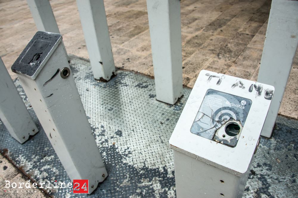 Bike sharing arrugginita di fronte alla Scuola Primaria Garibaldi - Piazza Risorgimento, Bari (Foto Luca Desiderato)