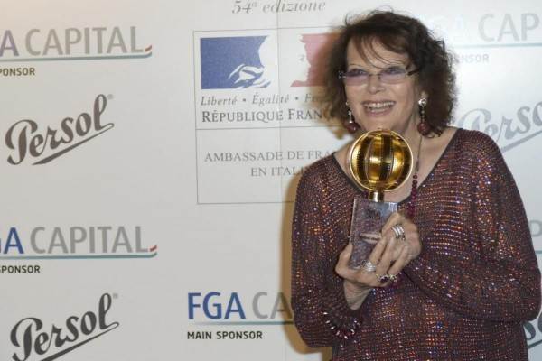 Claudia Cardinale Con Il Premio Alla Carriera E