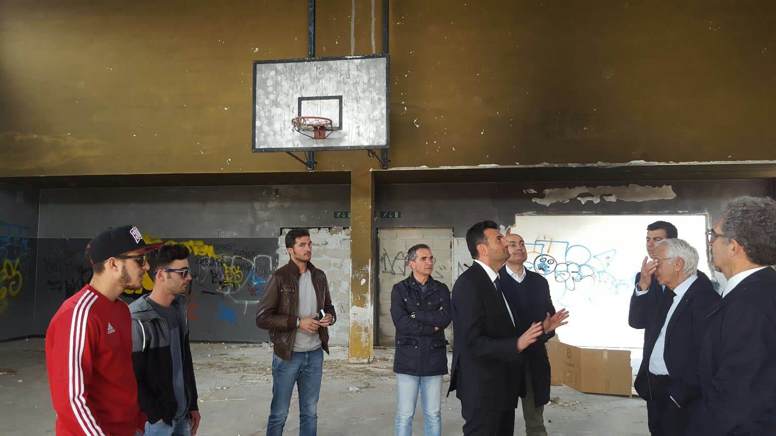 Il sindaco Decaro durante la visita nell'ex scuola "Aldo Moro"