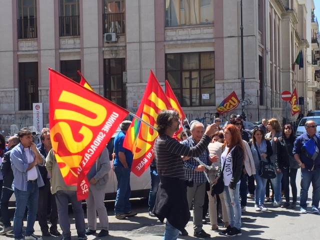 I manifestanti di fronte al tribunale