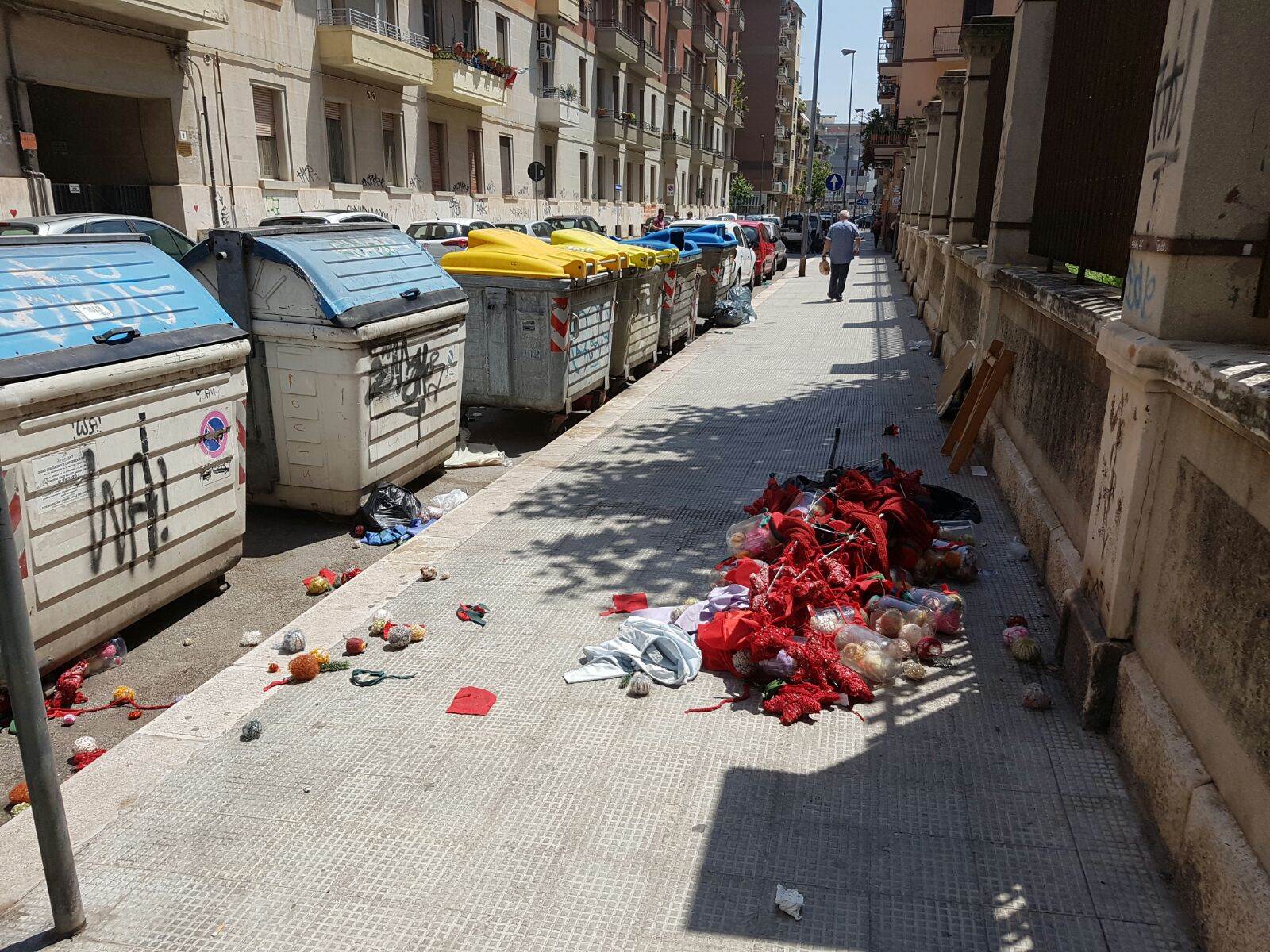 Gli addobbi abbandonati in via De Amicis