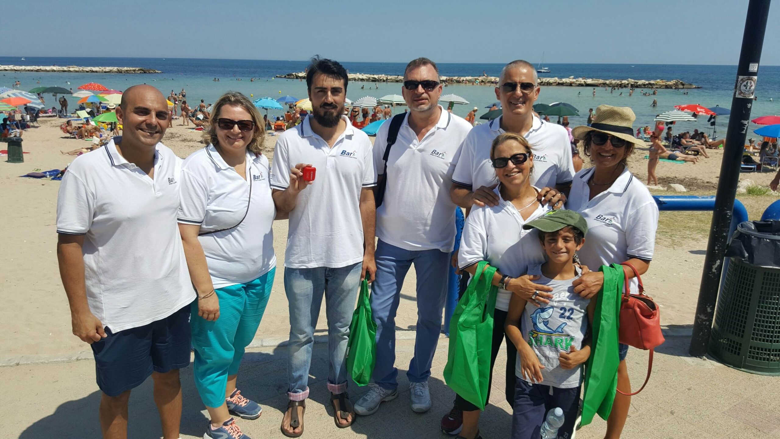 Il team di volontari di "Bosch spiagge pulite" che distribuiscono i posacenere