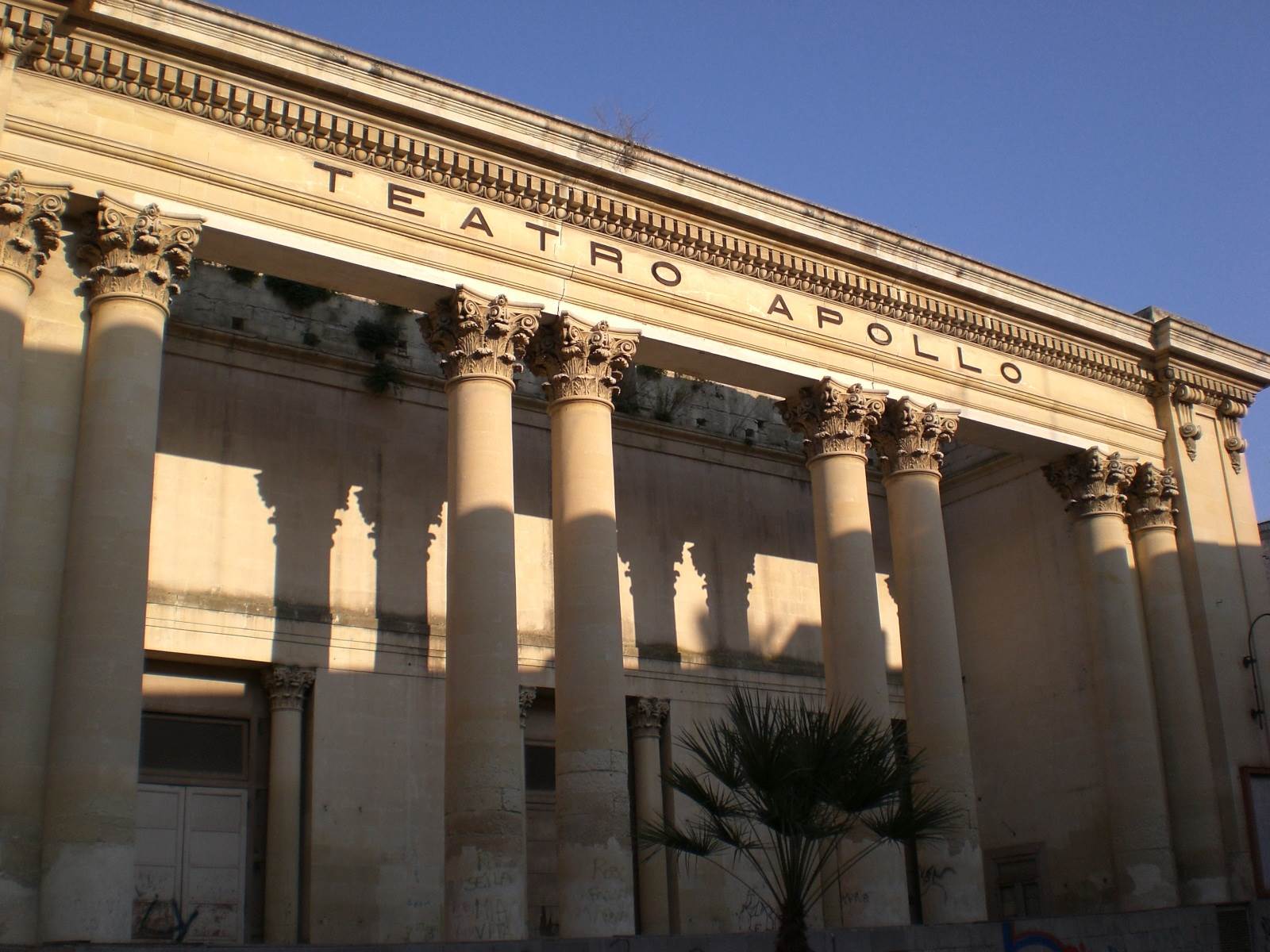 Il teatro Apollo di Lecce che ospiterà le finali del festival Ontheset
