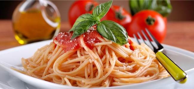 Spaghetti Al Pomodoro Con Foglia Di Basilico