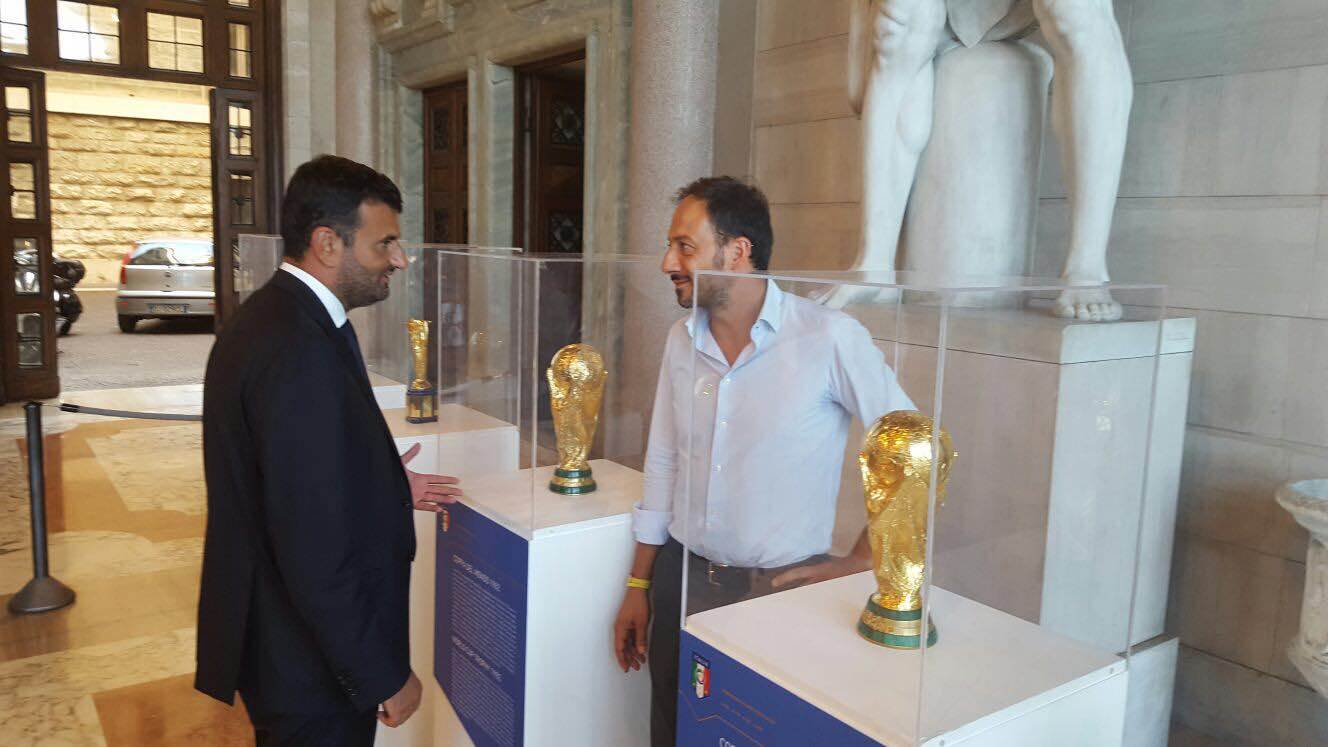 Il sindaco Decaro e l'assessore Petruzzelli visitano la mostra Dei trofei della Nazionale
