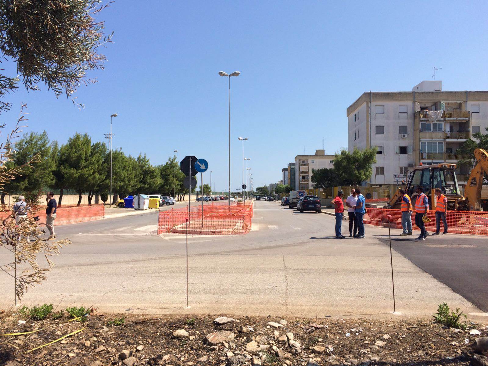 Il cantiere della rotatoria in via Ancona nel quartiere Catino