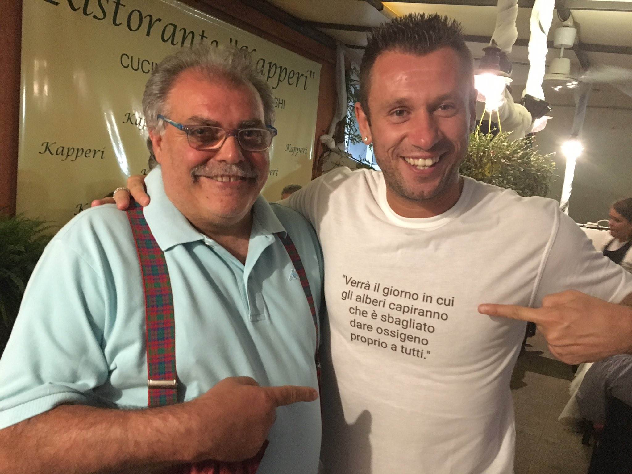 Antonio Cassano, con un amico, indossa una maglietta con un messaggio esplicito per i suoi detrattori