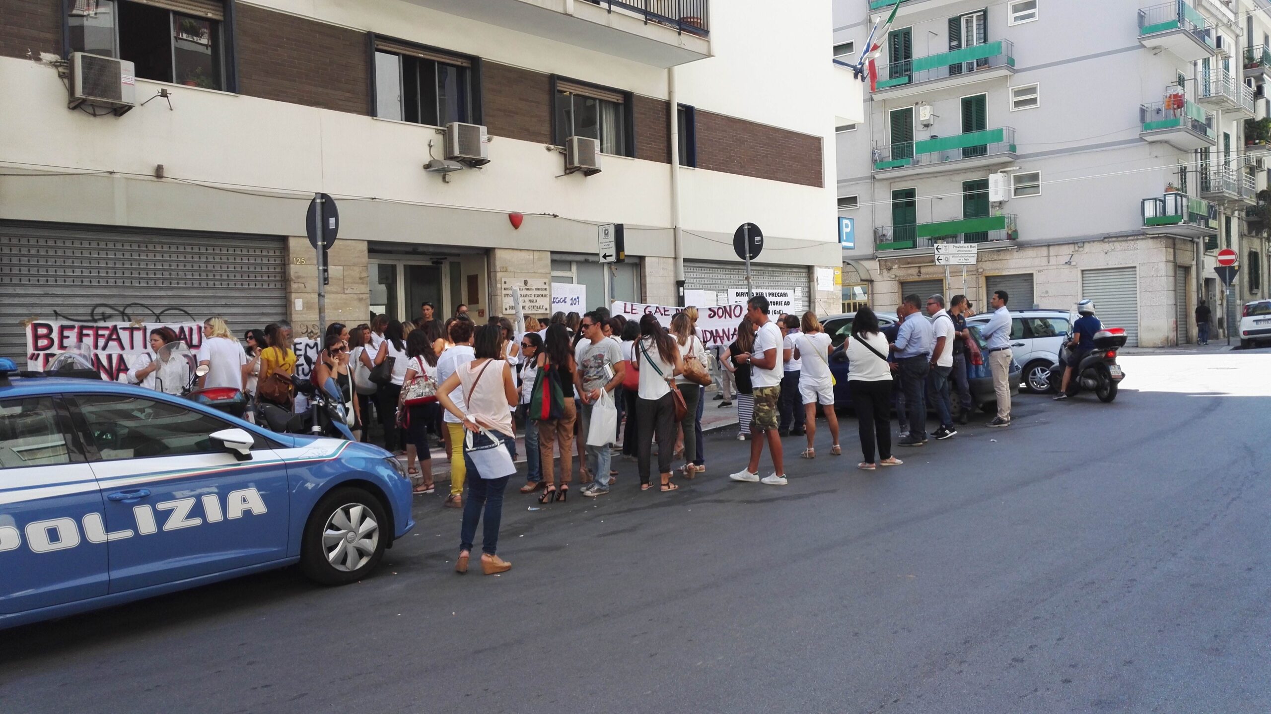 La protesta dei docenti precari davanti alla sede dell'Ufficio scolastico regionale