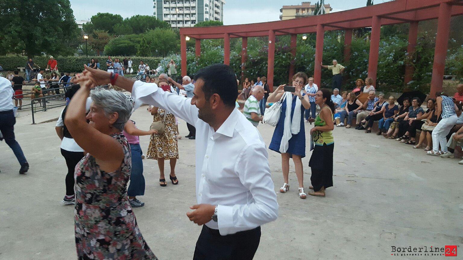 Il sindaco Decaro impegnato in un ballo nella scorsa edizione di "Balera nel parco"