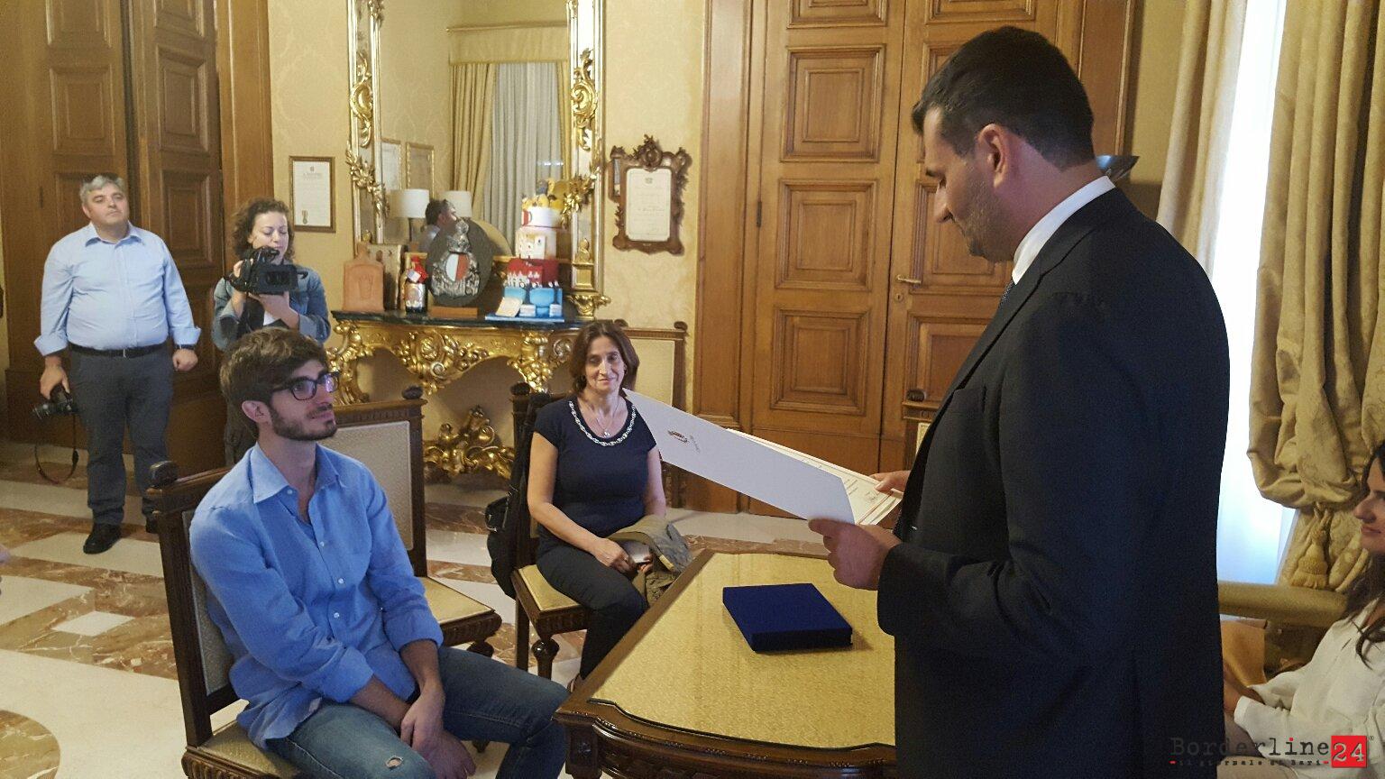 Sindaco Consegna Riconoscimento A Giovanni Cassano