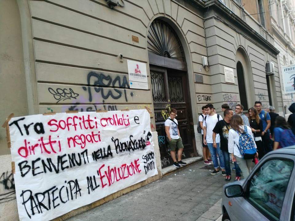 Le proteste dell'Uds Puglia durante il primo giorno dell'anno scolastico