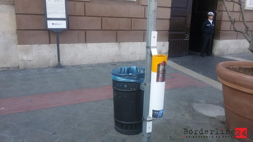 Il posacenere di Carrieri davanti al Comune di Bari