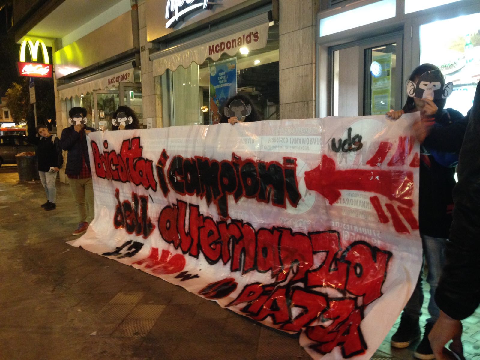 La protesta dell'Uds sull'alternanza scuola lavoro in via Sparano