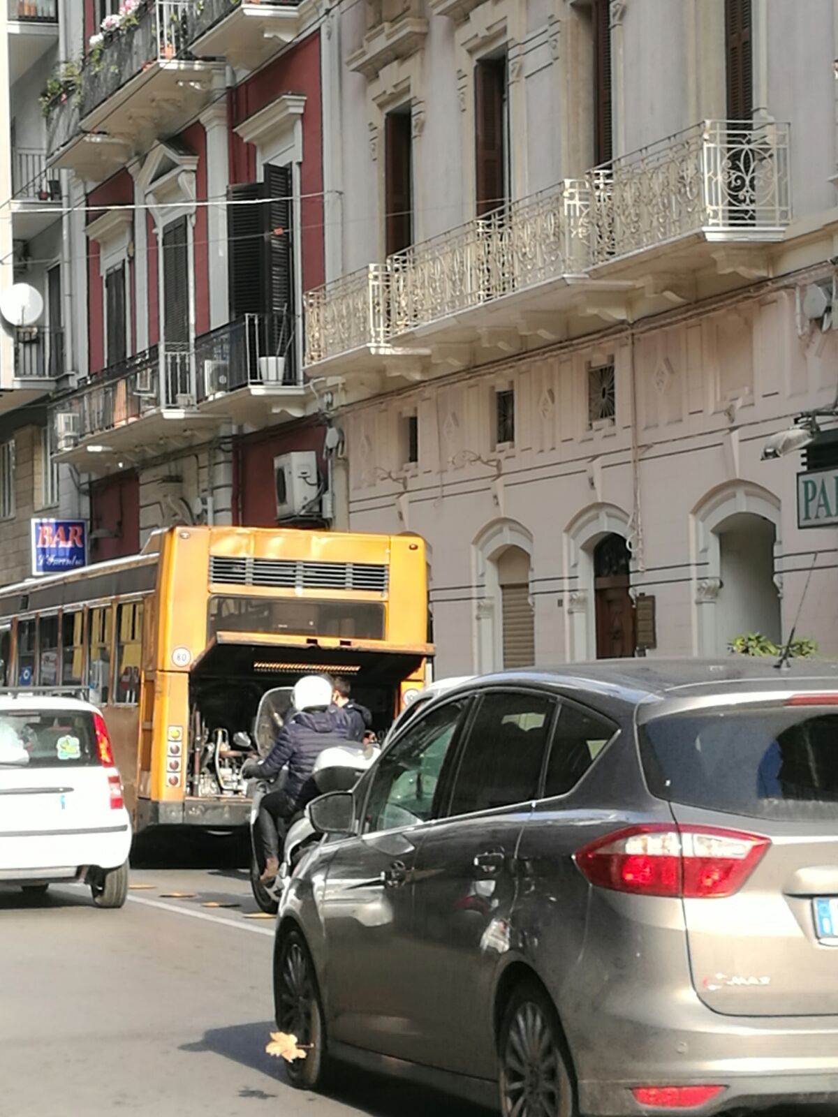 L'autobus in avaria in via De Giosa