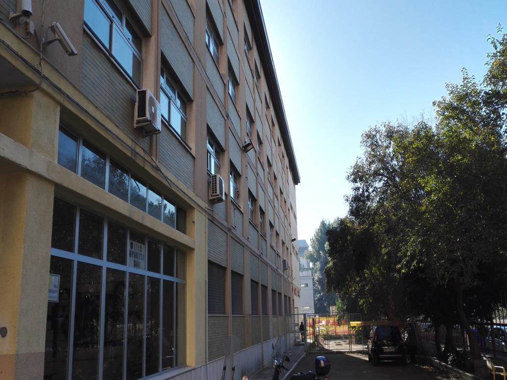 L'edificio occupato dagli alunni del Perotti