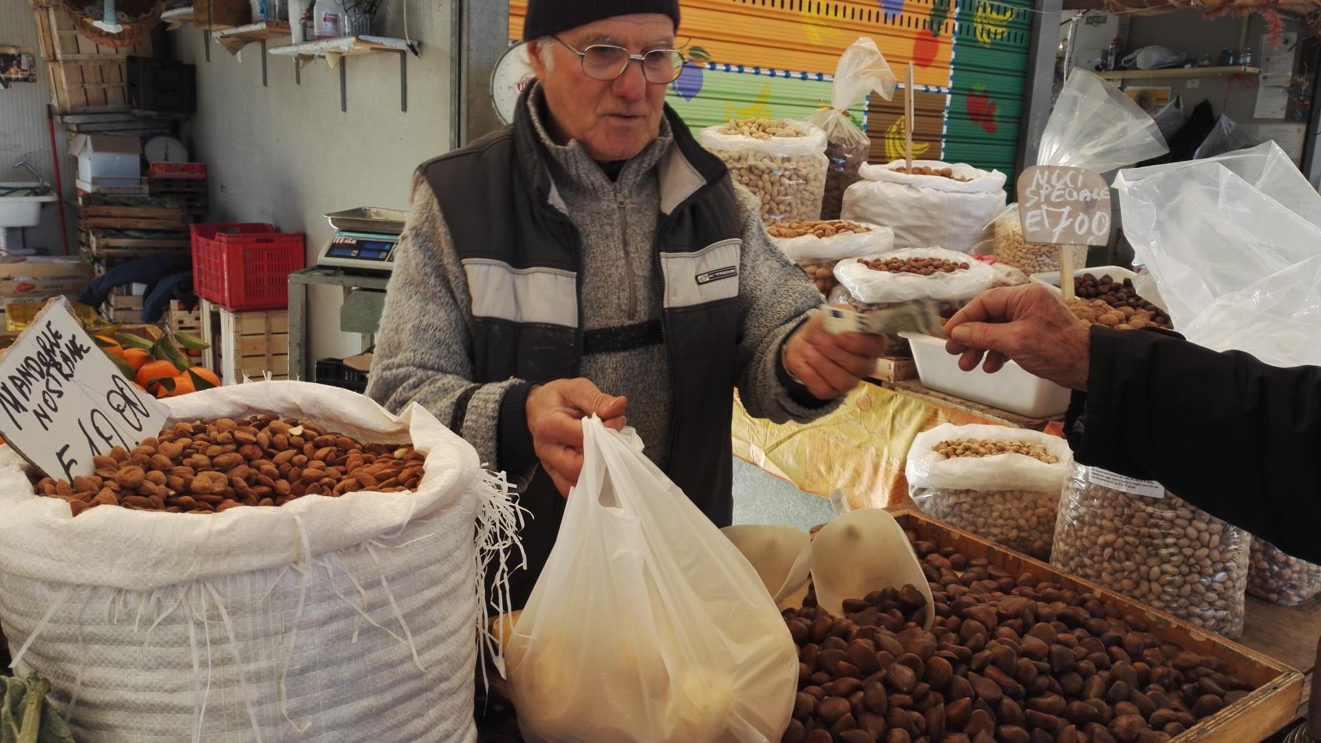 Il banco di frutta secca di Nicola al mercato di Corso Mazzini