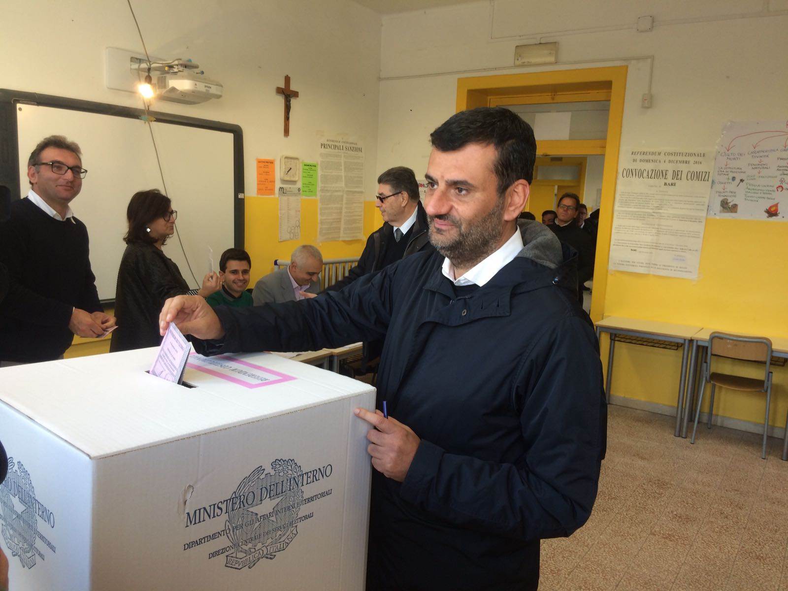 Il sindaco Decaro nel seggio di Torre a mare