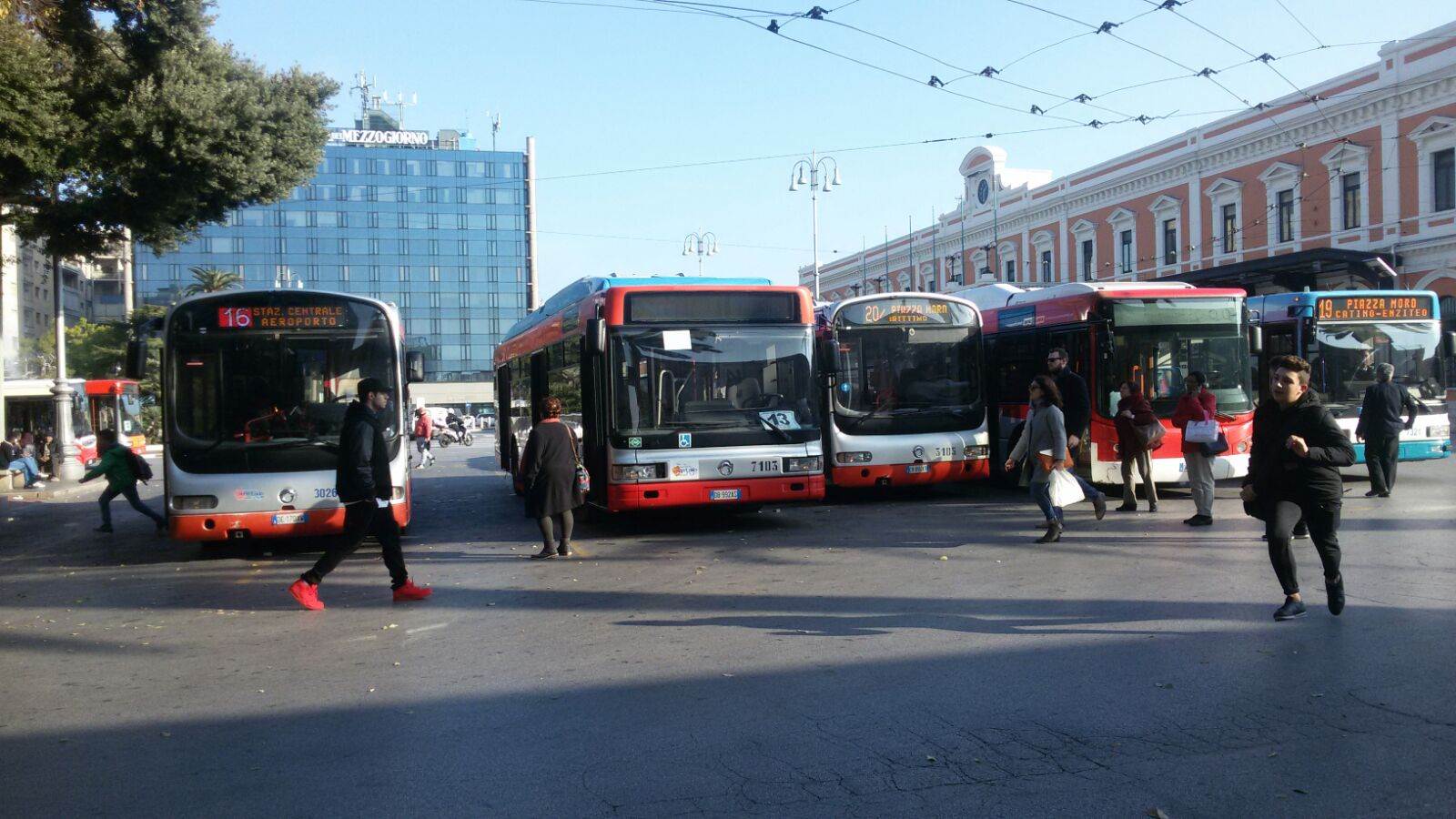 Autobus in piazza Moro