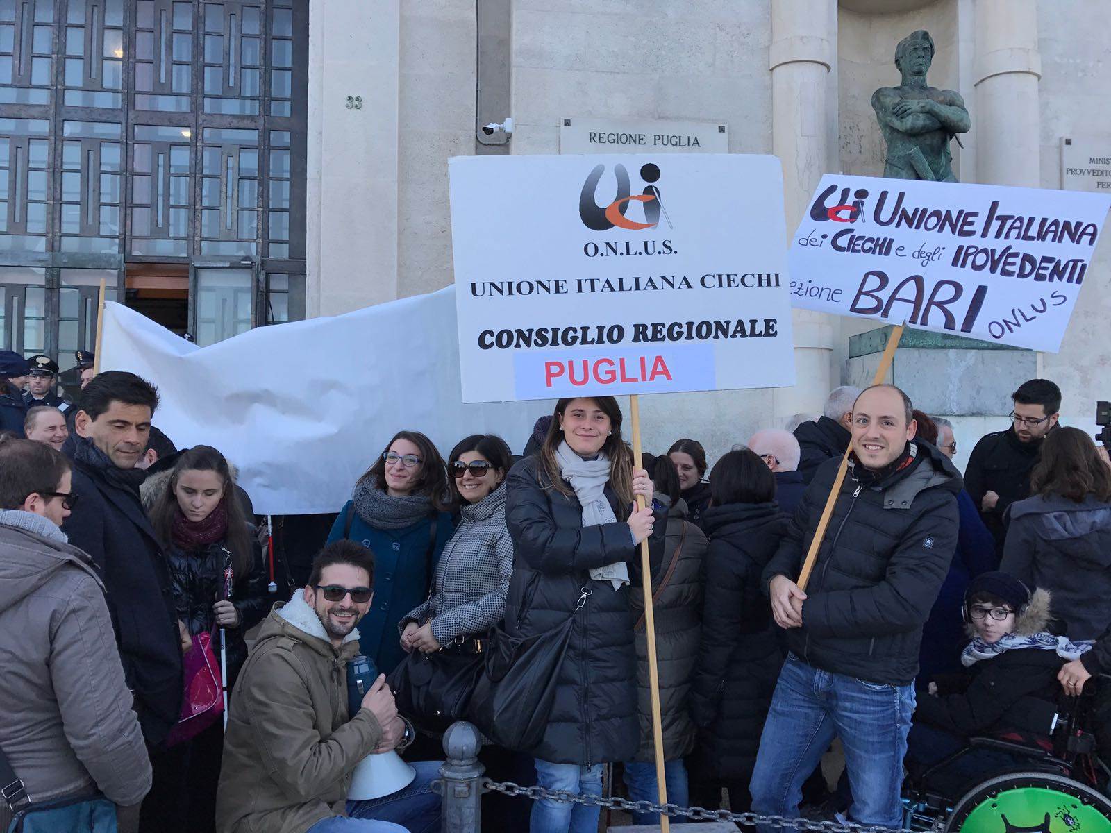 La protesta sotto la sede del Consiglio regionale