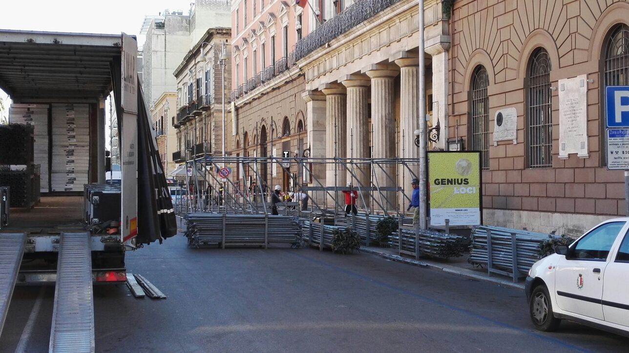 Le operazioni di montaggio del palco per il concerto di Capodanno