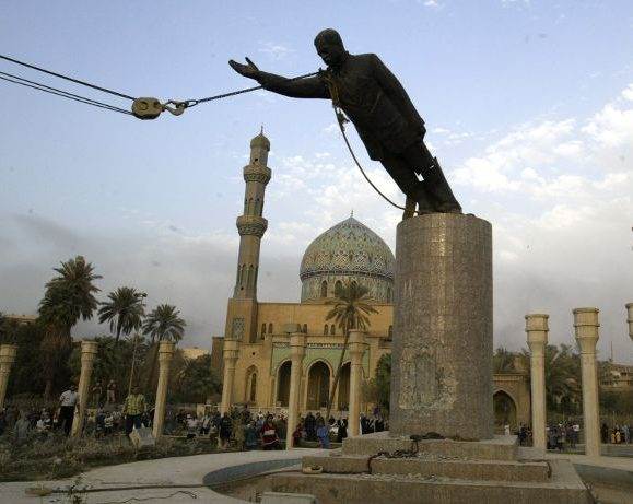Saddam Caduta Statua
