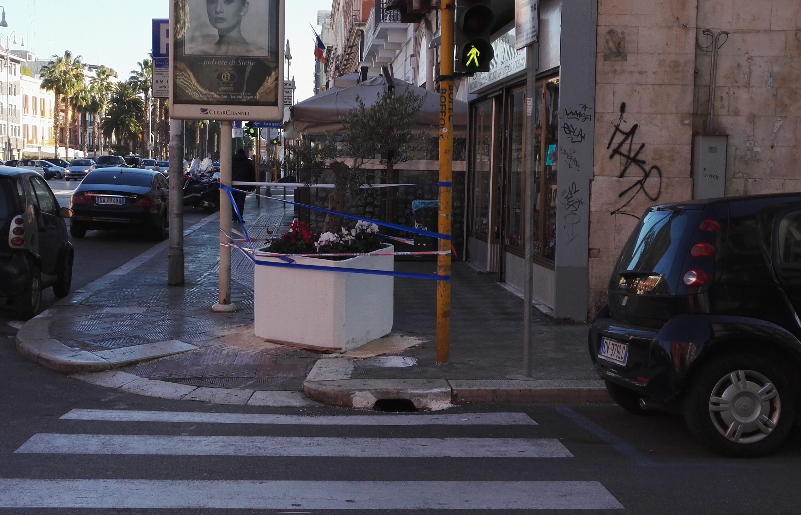 Il vaso copre una parte di marciapiede distrutto