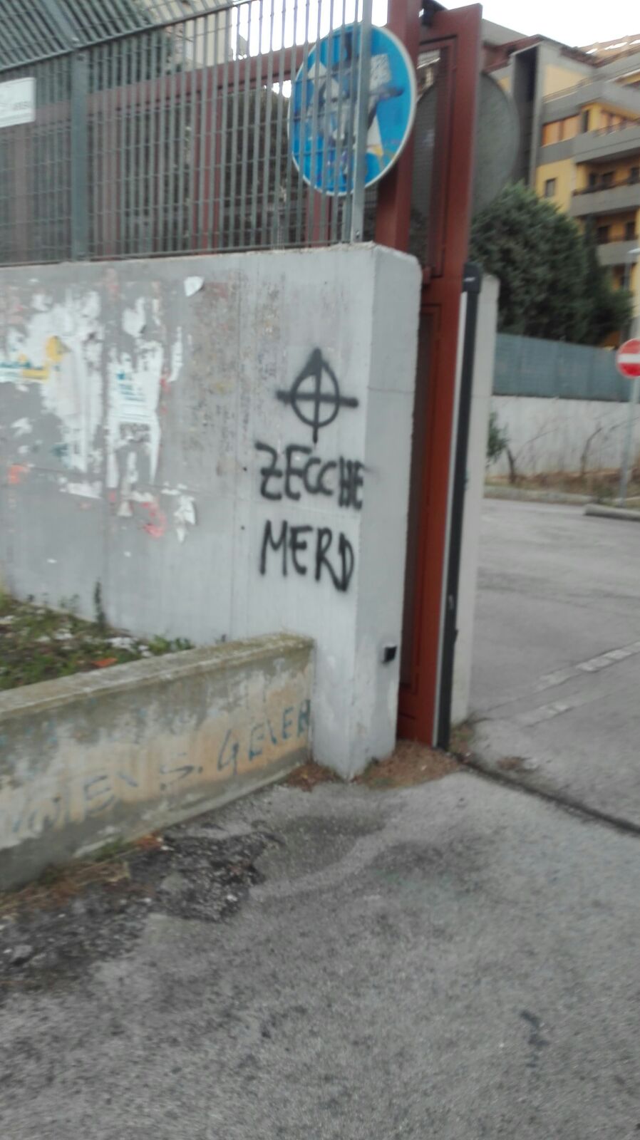 I graffiti all'ingresso del liceo Socrate