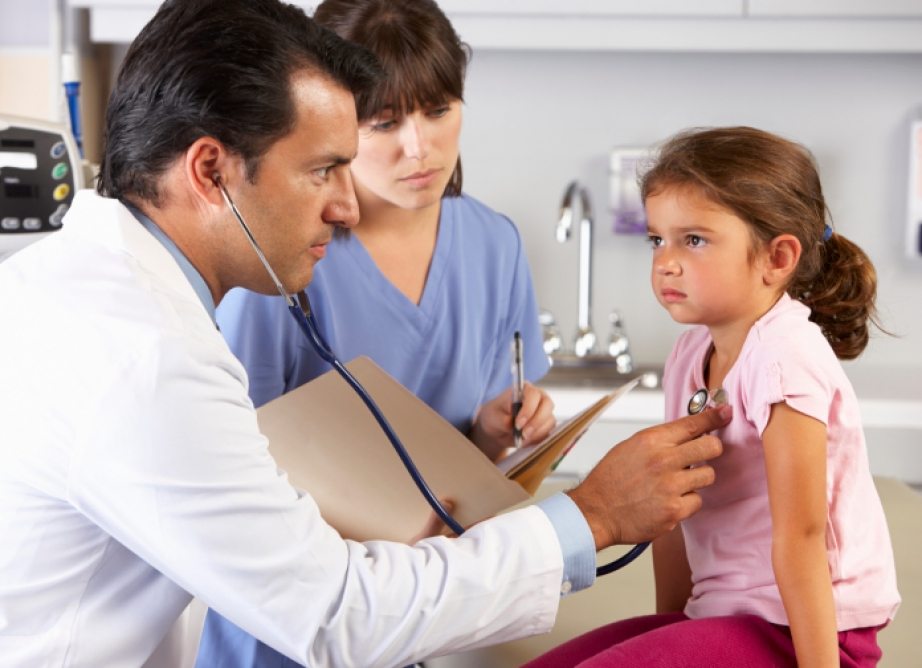 bambina visita pediatra