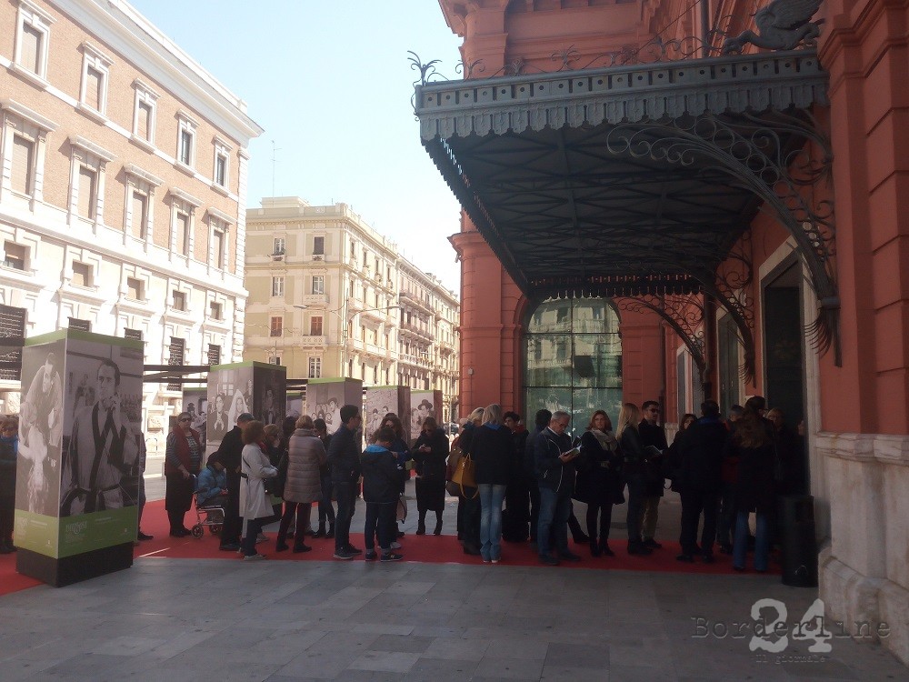 Decine e decine di spettatori in fila per entrare nel Petruzzelli per ascoltare Alessandro Gassmann