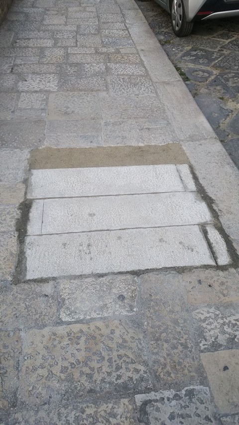 La pavimentazione rattoppata davanti al Castello (foto Comitato Parco del Castello)