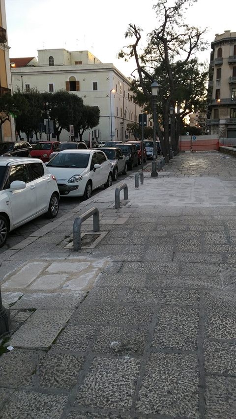 La pavimentazione rattoppata davanti al Castello (foto Comitato Parco del Castello)