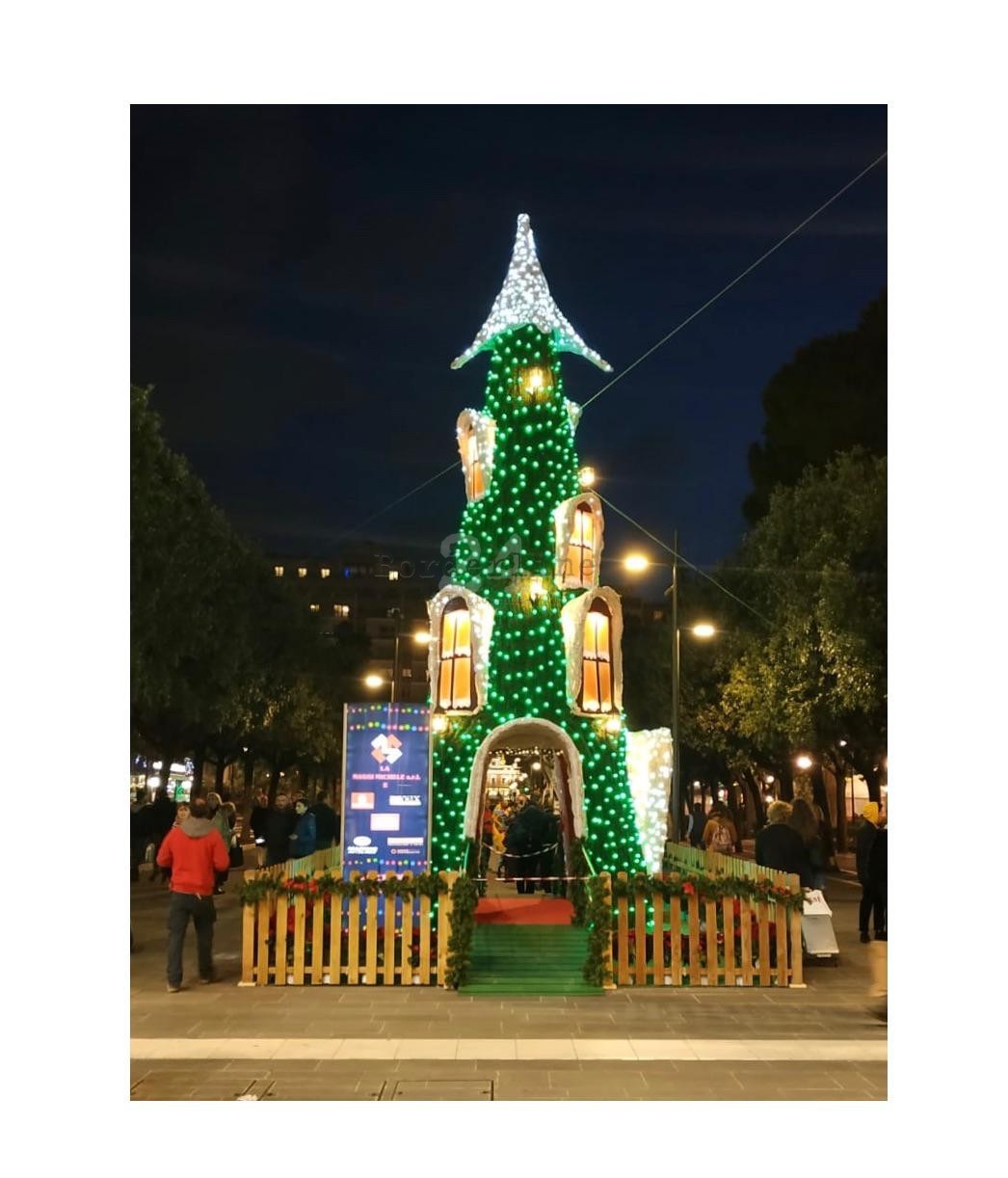 Si Natale.Bari In Via Sparano Si Illumina L Albero Casetta Di Natale Aperto Fino Al 6 Gennaio