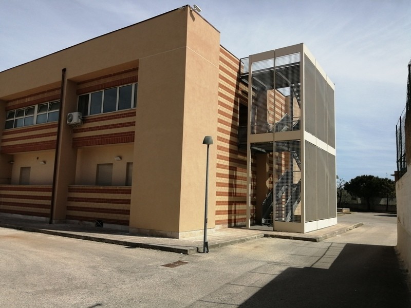 Bari, ecco le nuove facciate della scuola Falcone Borsellino: Presto dei  murales 