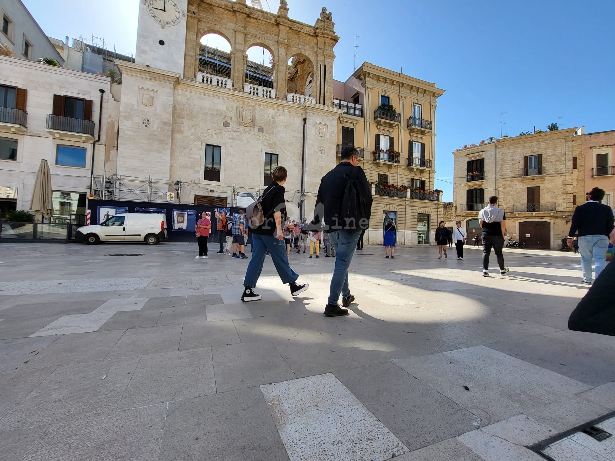 turisti piazza mercantile