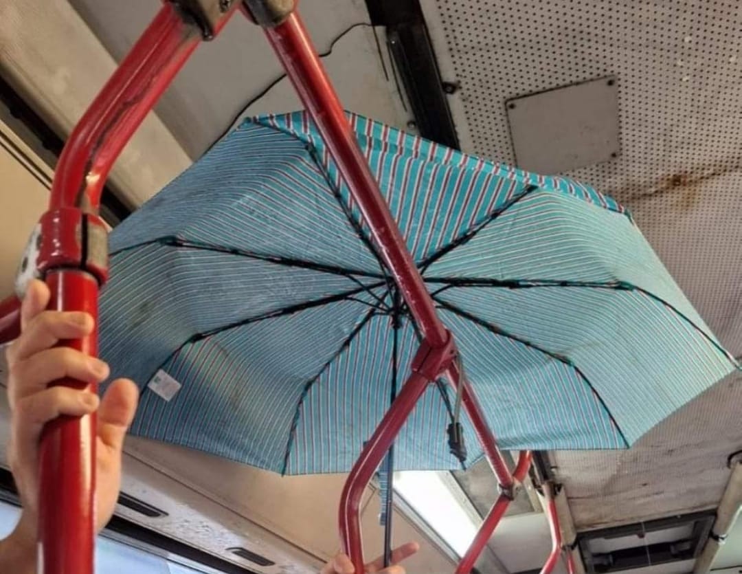 ombrello nell'autobus
