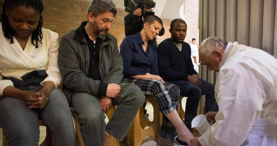Papa Francesco lava i piedi ai migranti