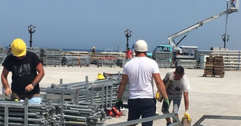 02-07-18 visita papa francesco_allestimento palco