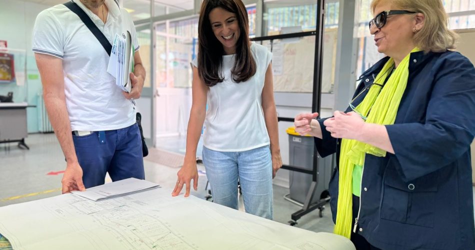 02-07-24 a breve l’avvio del cantiere di demolizione e ricostruzione della scuola Anna Frank_questa mattina il sopralluogo degli assessori Romano e Mele_1