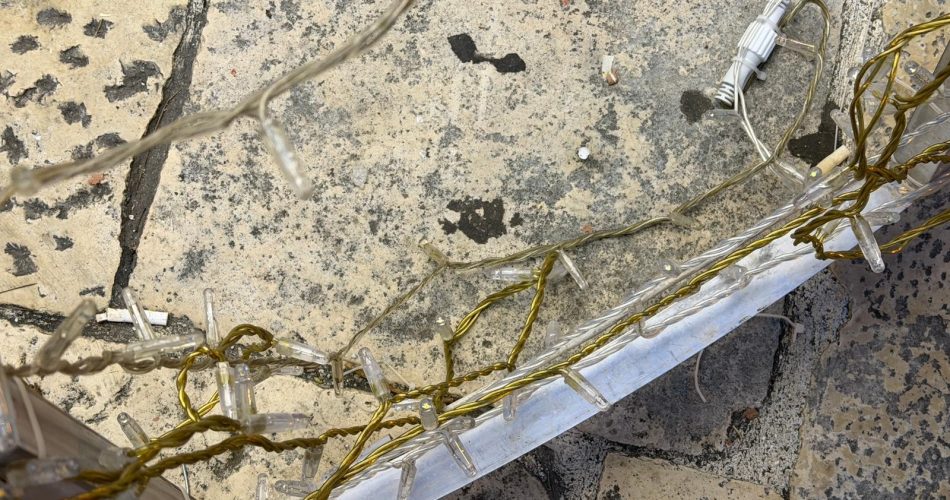 02-12-25 albero luminoso vandalizzato Bari Vecchia