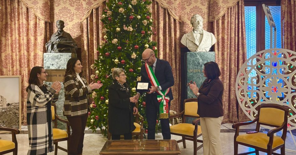 02-12-25 oggi la consegna di un riconoscimento dell’amministrazione comunale alle titolari della profumeria Eugenia_foto 2