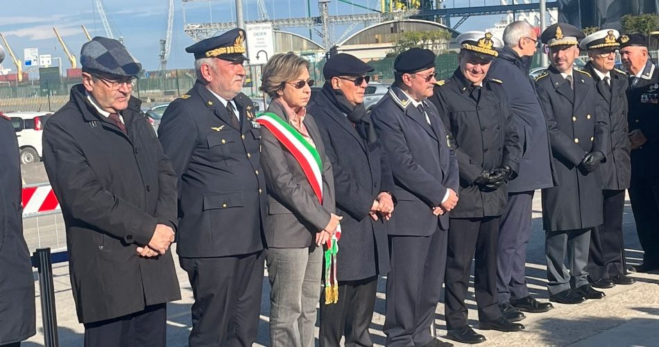 02-12-25 oggi la vicesindaca alla cerimonia per l'82 anniversario del bombardamento del porto di Bari