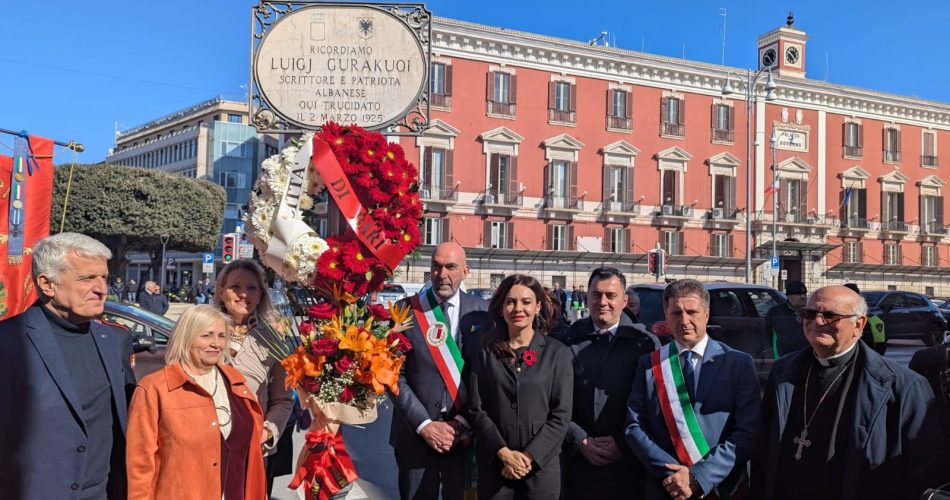 03-03-25 nel centenario dell’assassinio di Luigi Gurakuqi_stamattina la deposizione di una corona sotto la targa commemorativa