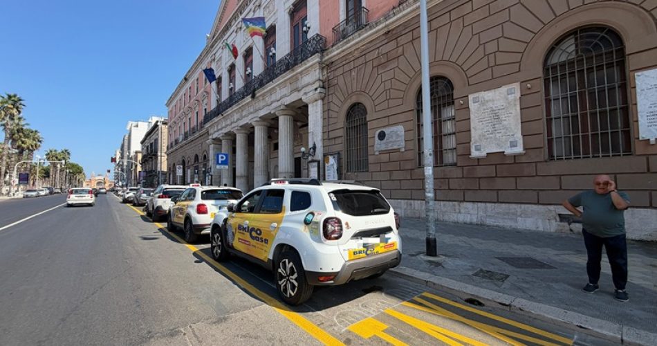 04-08-26 Corso Vittorio Emanuele, realizzati i nuovi stalli taxi davanti al Teatro Piccinni_2