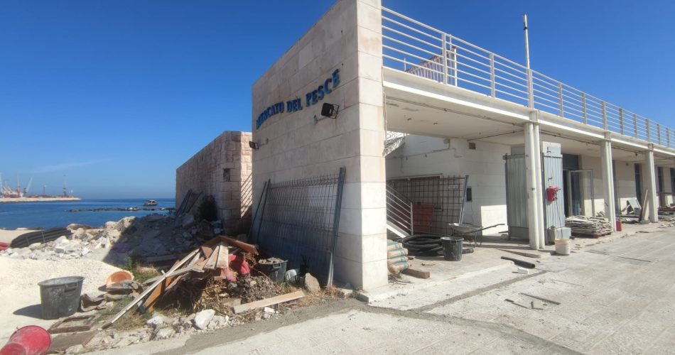 04-10-23 riqualificazione del waterfront di Bari vecchia_iniziati i lavori per nuove barriere frangiflutti sul molo sant’Antonio