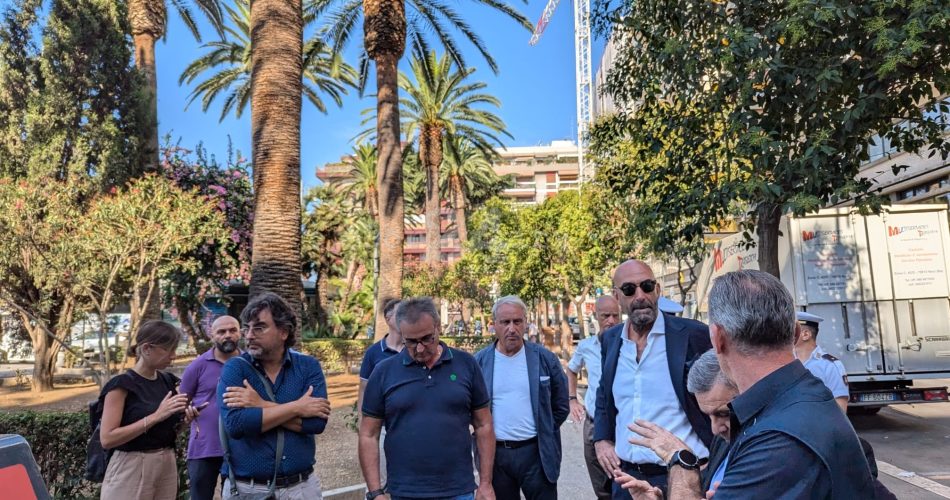 05-08-24 stamattina il sopralluogo del sindaco in piazza Moro con la task force anti degrado