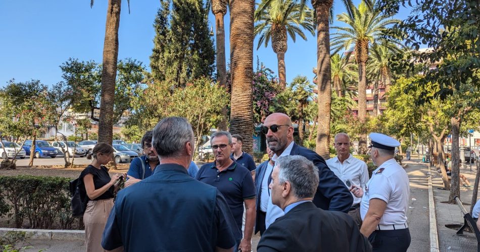 05-08-24 stamattina il sopralluogo del sindaco in piazza Moro con la task force anti degrado_2