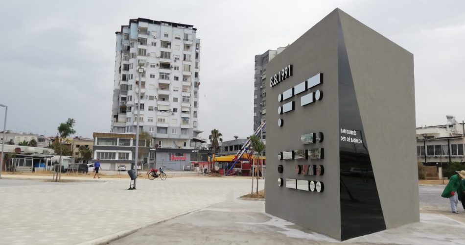 06-08-21 VLORA_l'opera d'arte inaugurata a Durazzo