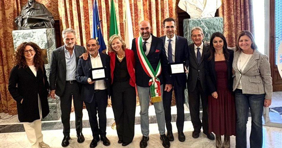 06-10-25 oggi il sindaco e la commissione Cultura hanno consegnato un riconoscimento ai rettori uscenti Bronzini e Cupertino