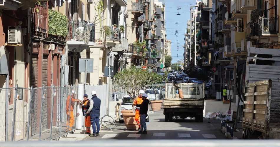 06-10-25 riqualificazione di via Manzoni_consegnato questa mattina il cantiere con la chiusura al traffico del tratto tra corso Italia e via Crisanzio
